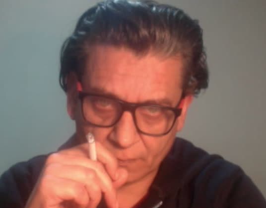 Retrato de Roberto Bruna, con lentes oscuros de marco grueso